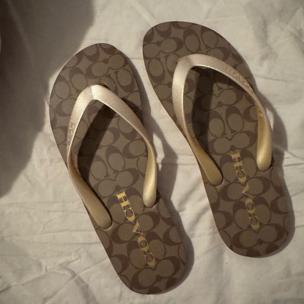 WOMANS SIZE 9 COACH FLIP FLOPS